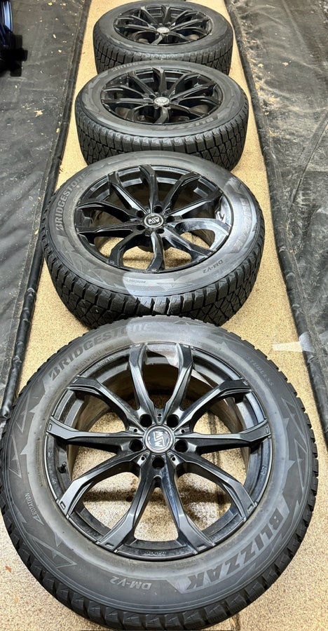 Blizzak 255/55R19 Snow tires and Black OZ wheels - full set of 4 with very low useage - for Audi Q7